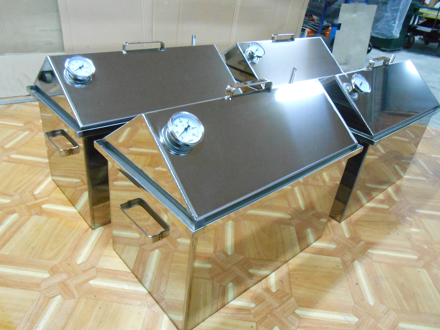 <span style="font-weight: bold;">Коптильня горячего копчения с гидрозатвором, крышка домиком </span>